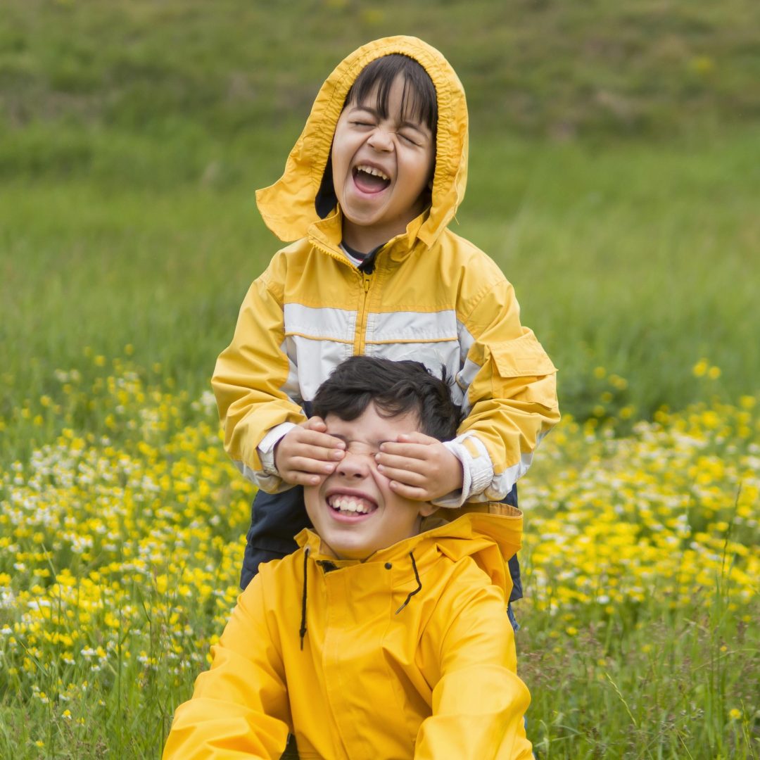 em bé hạnh phúc bên cây canola