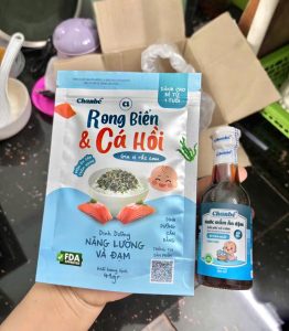 Gia vị rắc cơm cho bé có tốt không?