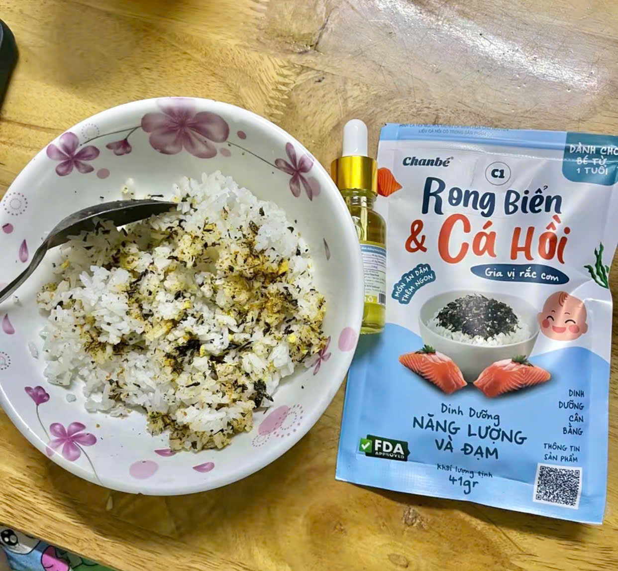 Dùng gia vị rắc cơm cho bé khá đơn giản