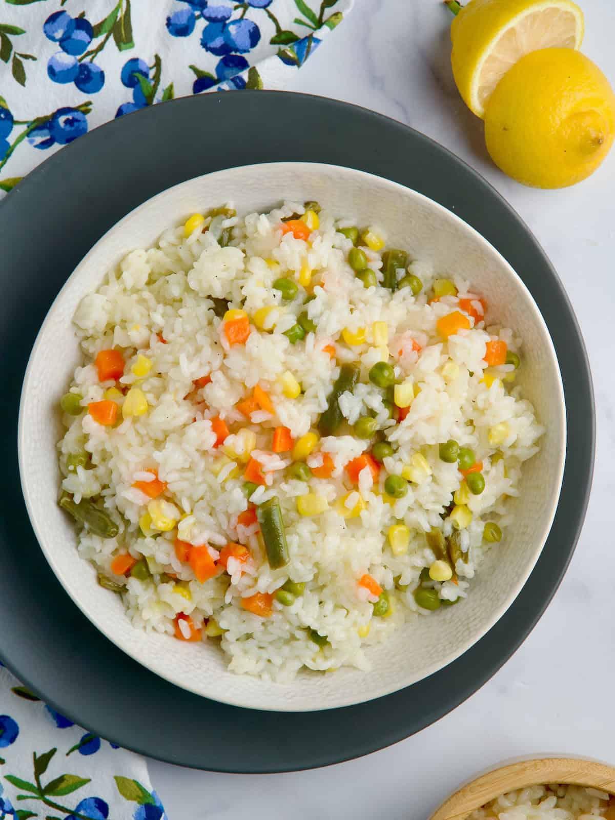 Cha mẹ nên kết hợp gia vị rắc cơm với thực đơn đầy đủ các nhóm chất như tinh bột, đạm, chất béo và vitamin.