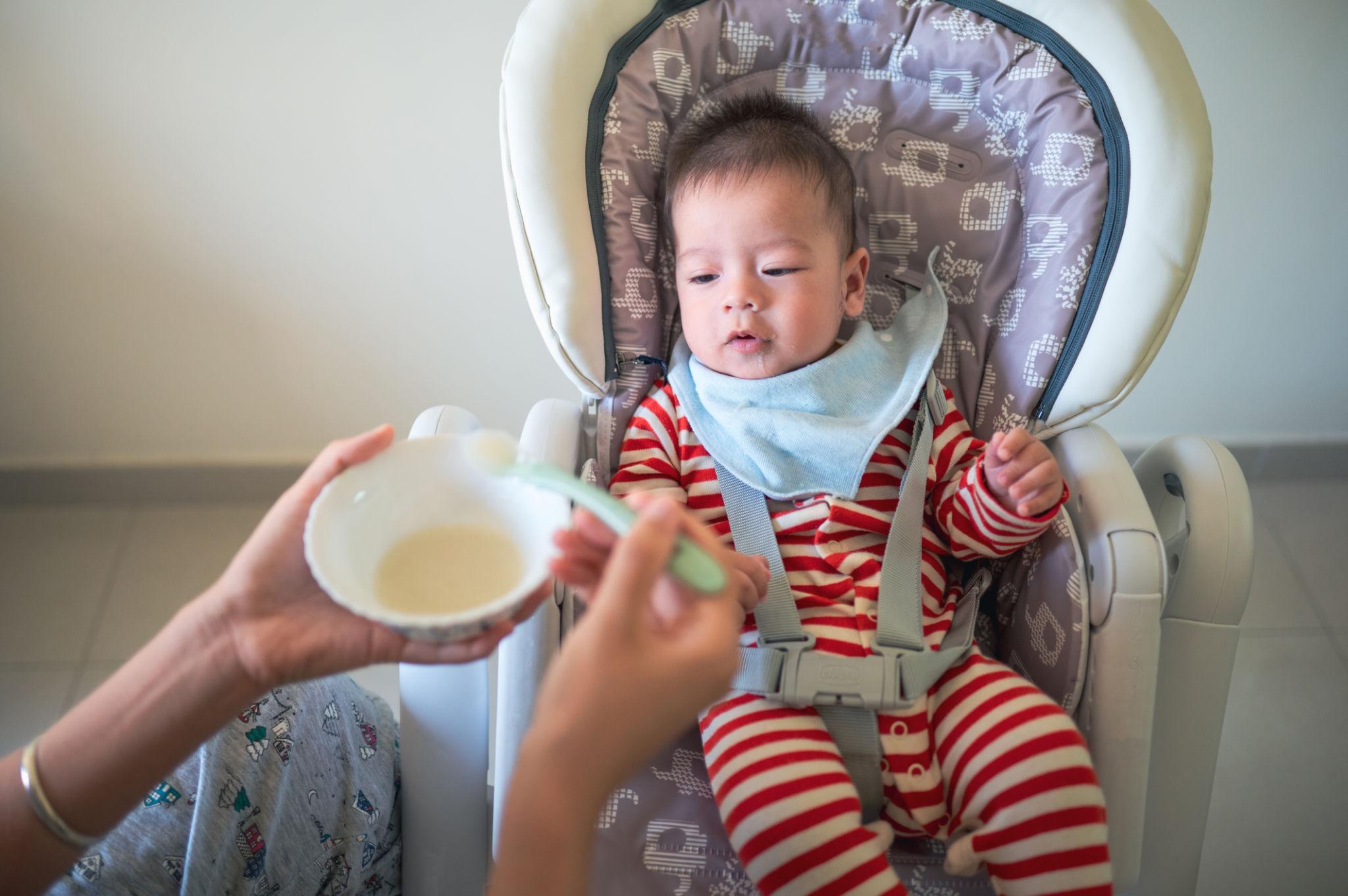Cha mẹ nên chọn sản phẩm có độ mặn thấp để tránh ảnh hưởng đến thận của bé