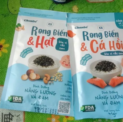 Topping rắc cơm cho bé là các loại thực phẩm dạng bột hoặc hạt nhỏ rắc trực tiếp lên món ăn dặm