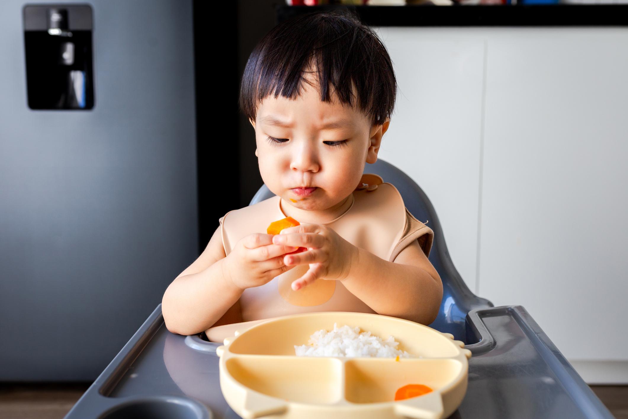 Bé làm quen từ từ với nước mắm ăn dặm sẽ giúp bảo vệ sức khỏe và xây dựng khẩu vị tốt